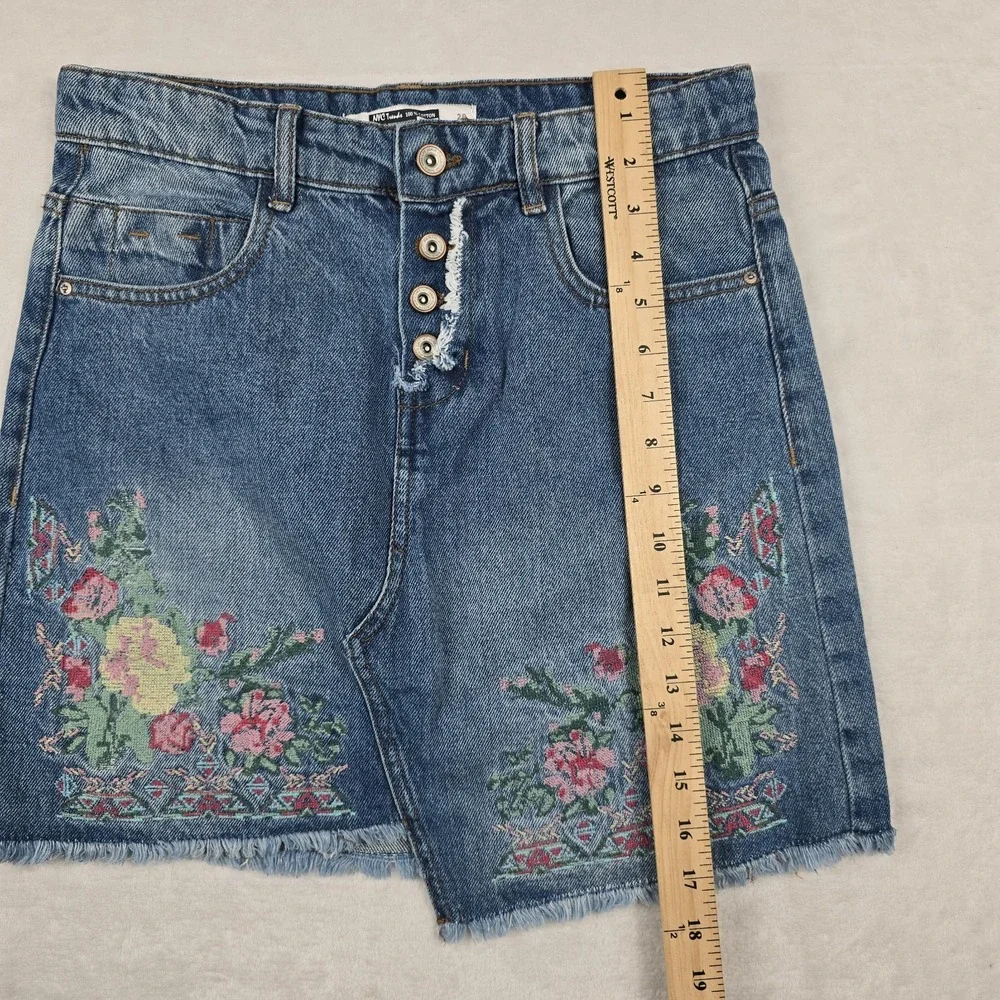 NYC Trends Women's Size Medium Embroidered Floral Denim Skirt NWOT‎